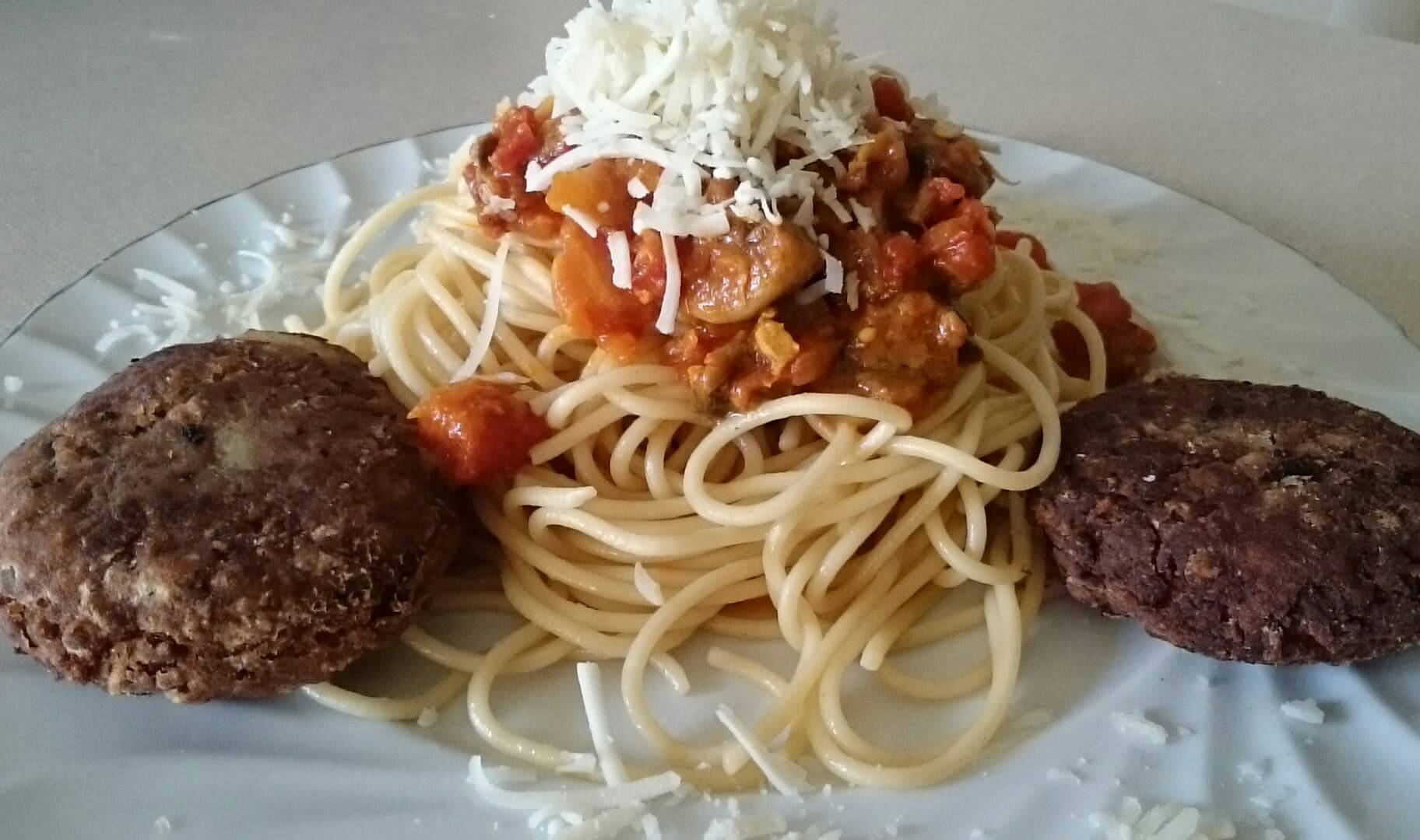 Μακαρόνια με σάλτσα & μπιφτέκια από φακές