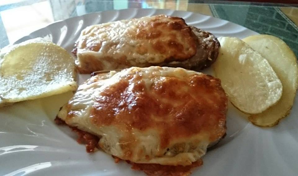 Μελιτζάνες με πατάτες και τυριά στο φούρνο....