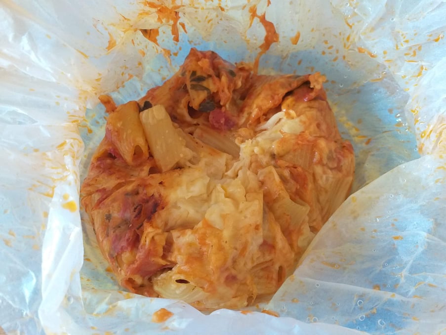 Τρουμπετινια σε πουγκί με κόκκινη σάλτσα κρασιού